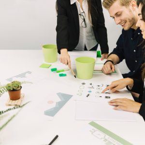 Equipo de personas discutiendo sobre la sostenibilidad