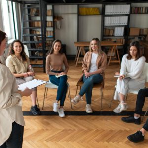 Grupo de personas en una charla