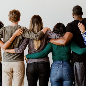grupo de personas diferentes abrazándose igualdad